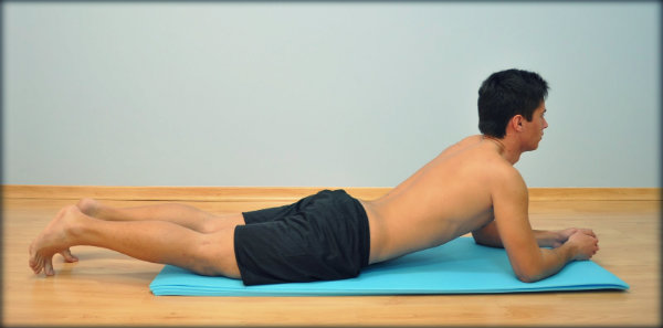 Extensão do pescoço deitado de bruços. (Créditos da foto: http://fisioterapiajoaomaia.blogspot.com.br/)