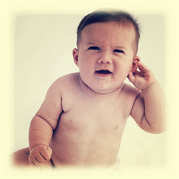 Ficar puxando a orlha ou a coçando é um dos sintomas da otite.