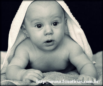 Como segurar bebê no banho