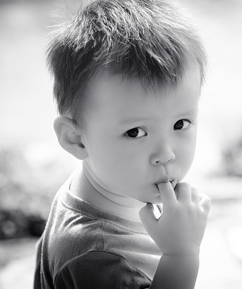 Como ensinar crianças a deixar de roer as unhas