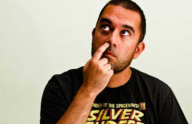 Dedo no nariz alarga