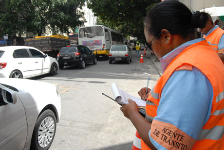 Estacionar fora da vaga da multa
