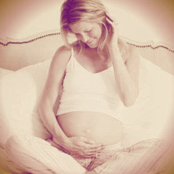 Mamãe olhando para sua linda barriga. (Foto: Reprodução)