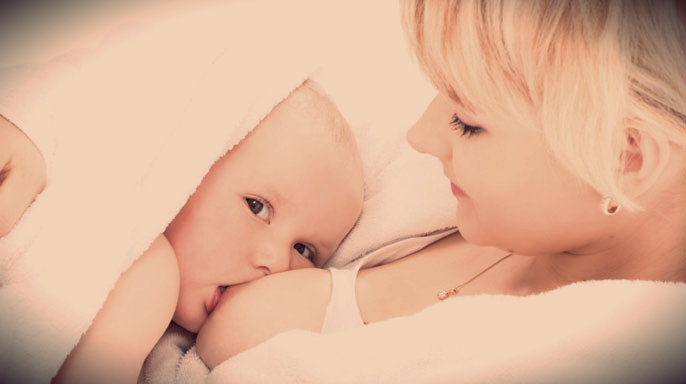 Mãe amamentando o seu bebê. (Foto: Reprodução)