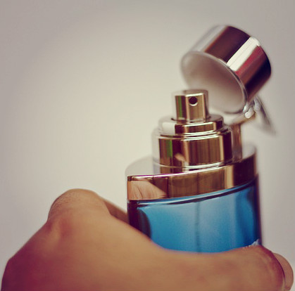 Por que os perfumes mudam de cheiro de acordo com a pele