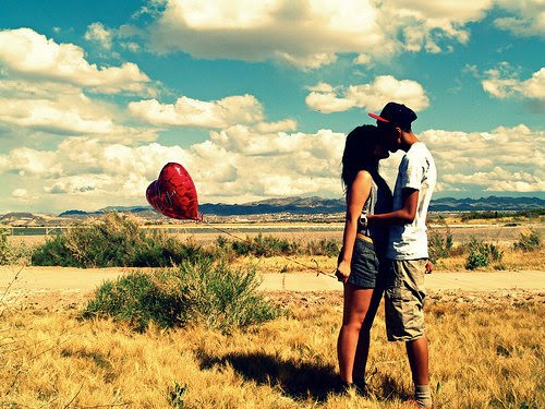 Casal de namorados se beijando.