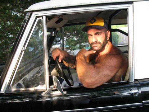 Pode dirigir sem camisa?