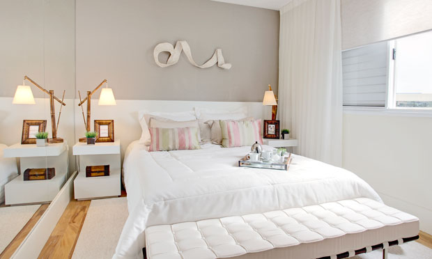 Quarto com tons claros