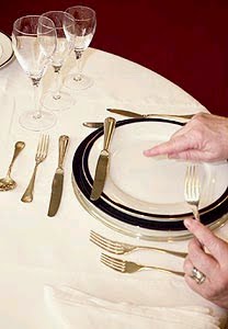 Dicas de etiqueta na mesa de jantar. Talheres organizados
