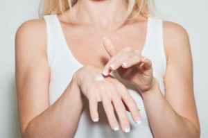 proteção das mãos é essencial para a saúde Higiene, hidratação e proteção das mãos é essencial para a saúde.
