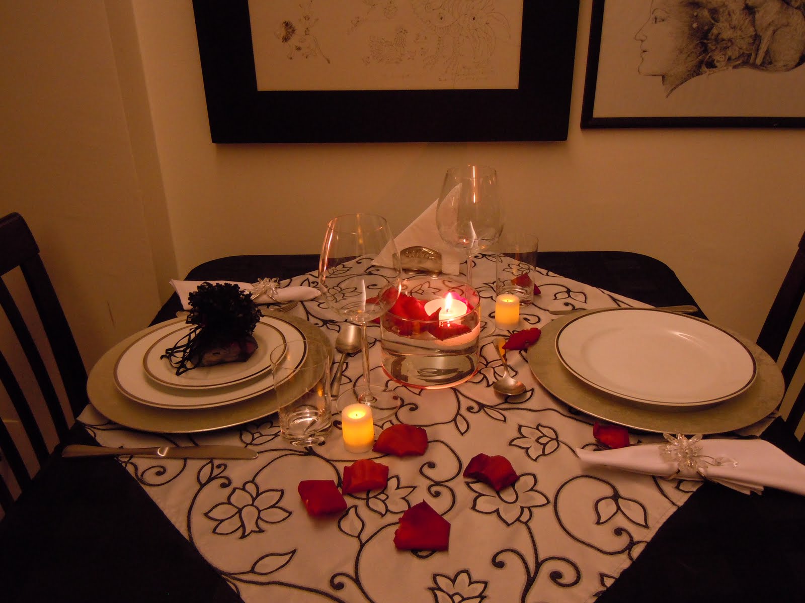 Ужин на полу. Столик для романтического ужина. Сервировка стола для романтического ужина. Стол для романтического ужина на двоих. Сервировка стола ужин на двоих.