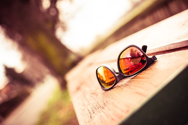 Óculos com lente colorida.