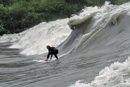 Pororoca, o fenômeno natural que atrai praticante de surf
