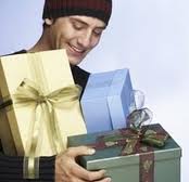 Presente de Natal para seu primeiro namorado. namorado recebendo presentes