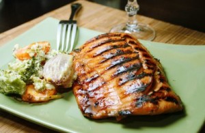 Salmão já assado na Churrasqueira . Prato Pronto salmão assado